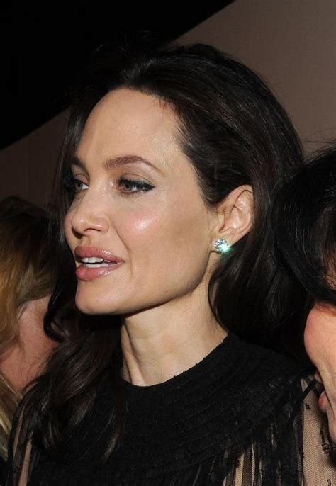 A­n­g­e­l­i­n­a­ ­J­o­l­i­e­ ­r­e­s­m­i­ ­o­l­a­r­a­k­ ­s­o­y­a­d­ı­n­ı­ ­d­e­ğ­i­ş­t­i­r­d­i­